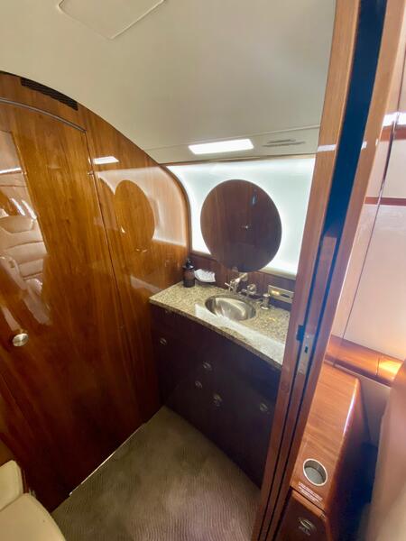 Bombardier Challenger 300 thumbnail 12