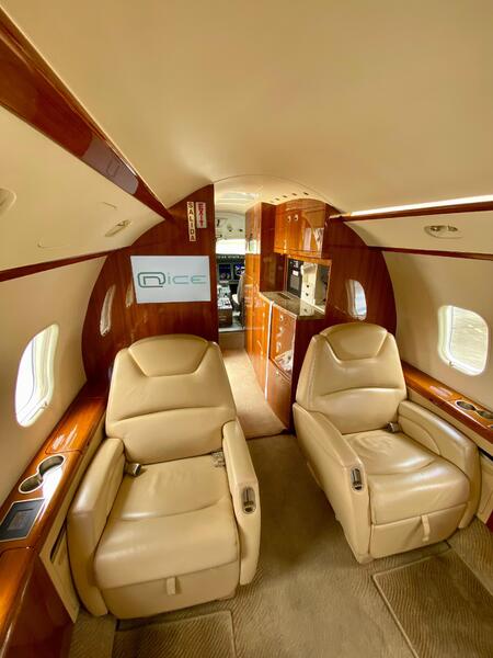 Bombardier Challenger 300 thumbnail 9