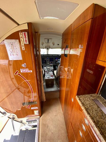 Bombardier Challenger 300 thumbnail 10