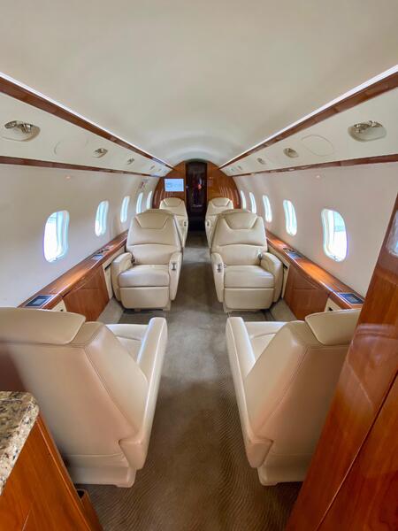 Bombardier Challenger 300 thumbnail 8