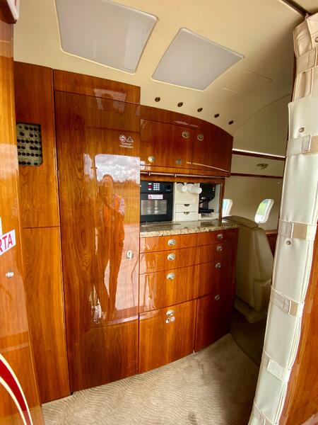 Bombardier Challenger 300 thumbnail 11