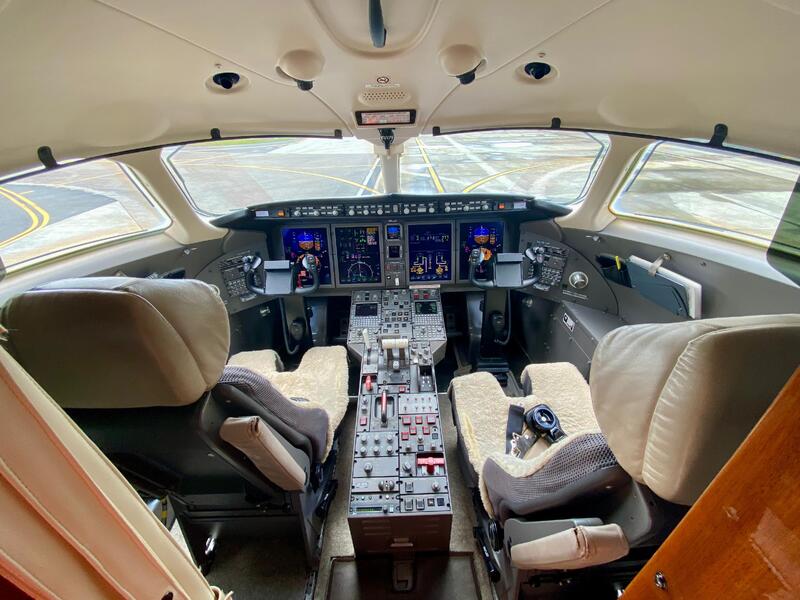 Bombardier Challenger 300 thumbnail 4