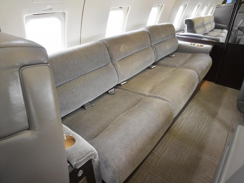 2001 Bombardier Challenger 604 (CL-604) 4