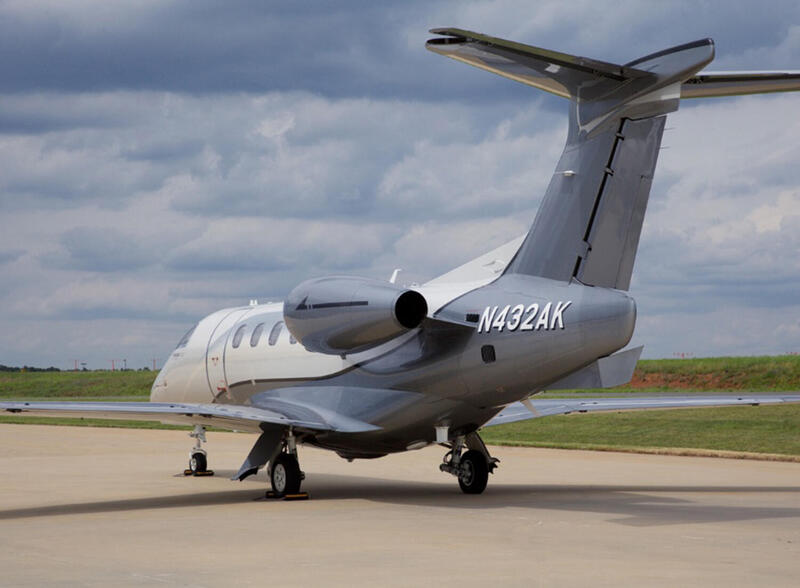 Embraer Phenom 300e thumbnail 2