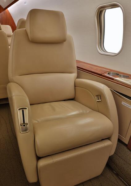 Bombardier Challenger 300 thumbnail 16