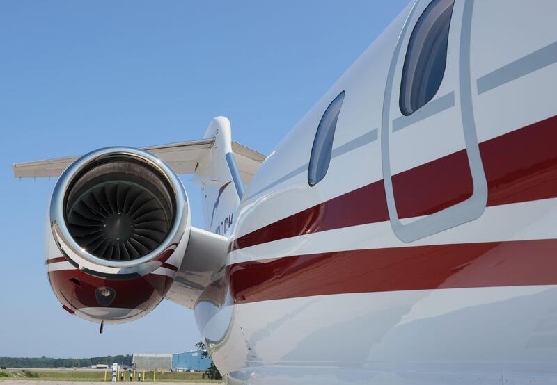 Bombardier Challenger 300 thumbnail 3