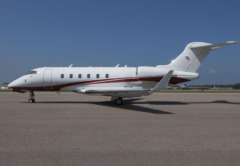 Bombardier Challenger 300 thumbnail 2
