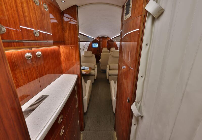 Bombardier Challenger 300 thumbnail 6