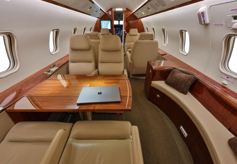 Bombardier Challenger 300 thumbnail 11