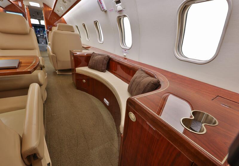Bombardier Challenger 300 thumbnail 13